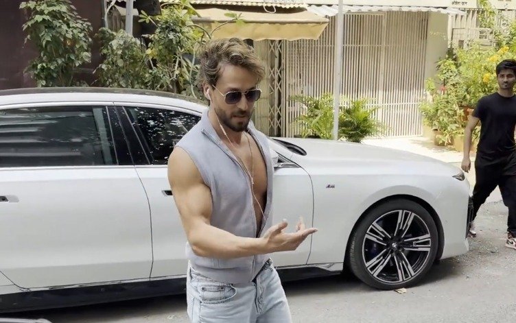 Gun Attack on Tiger Shroff’s Car in Mumbai; Two Staff Members, Auto Driver Injured